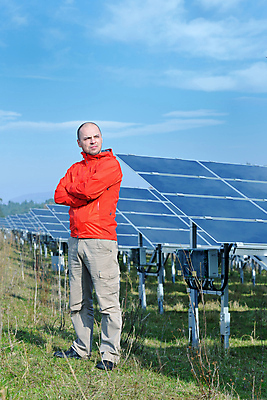 포토 JPG 해외이미지 주간 전신 구름 남자 하늘 한명 성인 야외 옆모습 팔짱 태양에너지 집열판 성인남자한명만 해외포토 자연요소 1 뷰포인트 모션 사람 그린에너지 남자한명만 성인남자만 파일형식 이미지허브