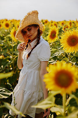 포토 JPG 해외이미지 주간 여자 꽃밭 해바라기 한명 손짓 상반신 성인 야외 옆모습 밀짚모자 성인여자한명만 해외포토 자연요소 모자_잡화 1 꽃 뷰포인트 모션 사람 여자한명만 성인여자만 파일형식 이미지허브