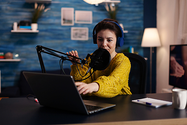 포토 JPG 해외이미지 여자 한명 상반신 성인 옆모습 컵 파란색 노트북 촬영 헤드셋 공책 책상 마이크 방송 촬영실 성인여자한명만 유튜버 해외포토 1 식기 뷰포인트 컬러 음향기기 가구 문구용품 사람 전자제품 헤드폰 공간 여자한명만 성인여자만 파일형식 크리에이터 이미지허브