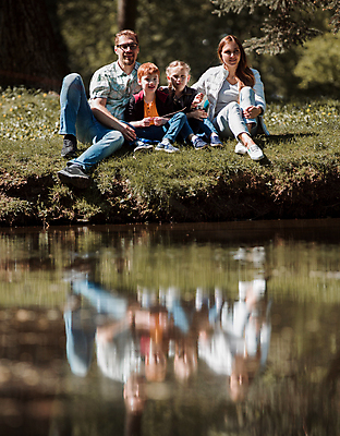 포토 JPG 해외이미지 라이프스타일 응시 공원 여자 남자 행복 아들 호수 어린이 가족 자연 엄마 휴식 함께함 앉기 소년 여러명 성인 야외 앞모습 물 반사 맑음 아빠 돌봄 해외포토 자연요소 시선 공공시설 감정 뷰포인트 다수 컨셉 관계 모션 날씨 사람 생활 생태계 파일형식 이미지허브