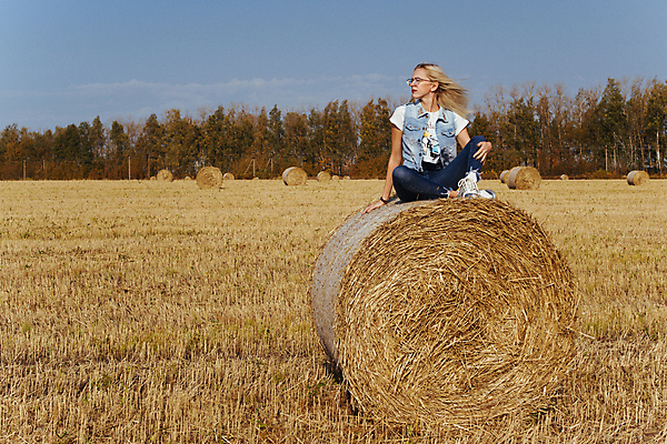 포토 JPG 해외이미지 행복 포즈 밭 유리 한명 청바지 볏짚 문신 뭉치 밀짚 해외포토 1 감정 농업 바지 재질 사람 짚 파일형식 이미지허브