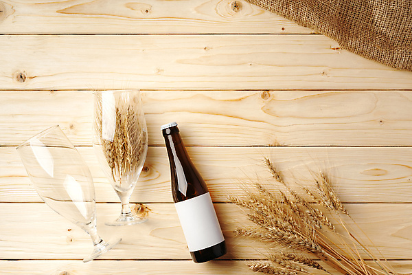 포토 JPG 해외이미지 실내 사람없음 하이앵글 보리 맥주잔 맥주병 한병 목업 나무배경 해외포토 1 뷰포인트 백그라운드 술잔 술병 곡류 맥주 내부 병_담는 파일형식 이미지허브