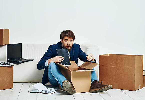 포토 JPG 해외이미지 전신 백인 남자 실내 한명 들기 앉기 성인 앞모습 책 상자 소파 비즈니스맨 이사 이삿짐 짐싸기 성인남자한명만 해외포토 서양인 1 뷰포인트 의자 비즈니스 모션 사람 내부 직장인 남자한명만 성인남자만 파일형식 이미지허브