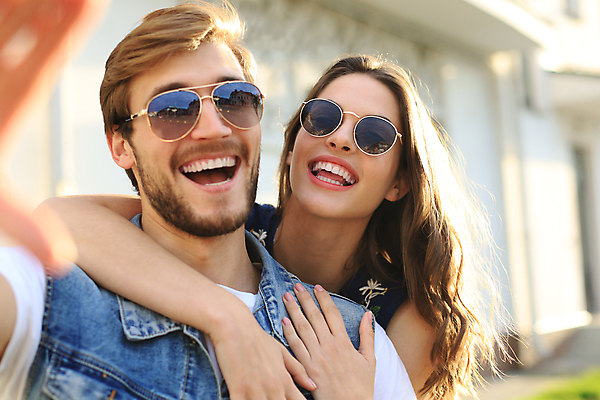 포토 JPG 해외이미지 커플 여자 남자 여행 안기 거리 웃음 상반신 성인 야외 두명 선글라스 햇빛 성인만 해외포토 안경 관계 모션 표정 사람 태양 파일형식 이미지허브