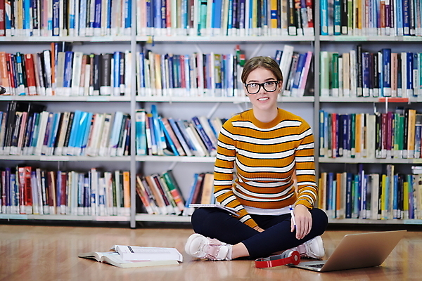 포토 JPG 해외이미지 전신 여자 학교 청소년 책장 한명 앞모습 책 노트북 헤드셋 도서관 가부좌 십대여자한명만 안경낌 해외포토 1 교육 안경 뷰포인트 음향기기 가구 사람 앉기 전자제품 헤드폰 여자한명만 십대여자만 파일형식 이미지허브
