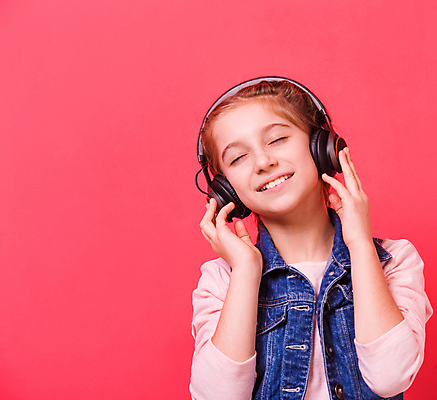 포토 JPG 해외이미지 백인 여자 어린이 한명 웃음 상반신 앞모습 눈감음 헤드셋 즐거움 노래감상 소녀한명만 해외포토 서양인 1 감정 뷰포인트 음향기기 모션 표정 사람 헤드폰 음악감상 여자한명만 소녀만 파일형식 이미지허브