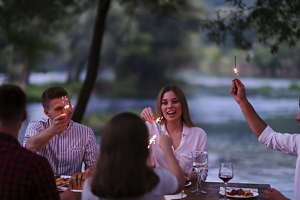 포토 JPG 해외이미지 접시 여자 남자 음식 와인잔 폭죽 웃음 들기 여러명 상반신 성인 야외 강 파티 저녁식사 저녁 즐거움 성인만 해외포토 식기 감정 다수 술잔 모션 표정 사람 이벤트 식사 야간 파일형식 이미지허브