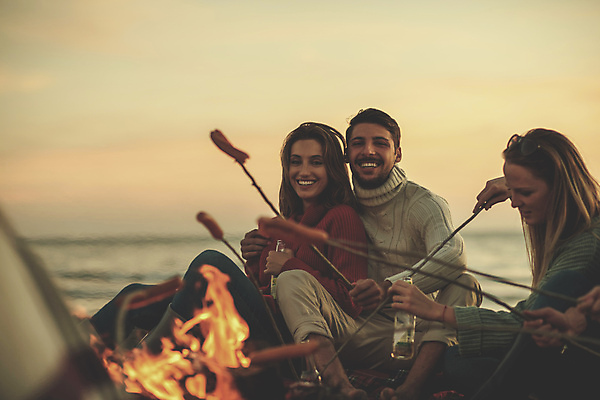 포토 JPG 해외이미지 전신 손 여자 남자 함께함 웃음 들기 앉기 상반신 성인 해변 야외 앞모습 옆모습 신체부위 세명 친구 캠핑 나뭇가지 야간 모닥불 굽기 즐거움 성인만 해외포토 자연요소 나무 감정 바다 뷰포인트 컨셉 관계 모션 불 레저 표정 사람 구이 파일형식 이미지허브