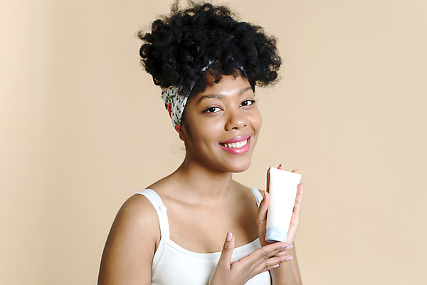 포토 JPG 해외이미지 모델 여자 행복 얼굴 백그라운드 컨셉 신체 건강 관리 한명 미소 사람 치료 뷰티 검은색 스파 화장품 흰색 잡기 항아리 상품 매끈함 피부 크림 피부관리 로션 내추럴 돌봄 보습 수분크림 카피스페이스 해외포토 1 감정 컬러 의학 모션 표정 신체부위 공백 도자기 감각 파일형식 이미지허브