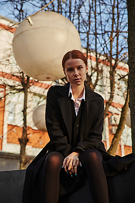 포토 JPG 해외이미지 나무 백인 모델 라이프스타일 옷 여자 포즈 공 한명 사람 앉기 성인 야외 건물 뷰티 유행 검은색 코트 흰색 나뭇가지 우아함 풍선 빨간머리 스타일 해외포토 서양인 식물 1 헤어스타일 건축물 컬러 컨셉 모션 생활 외투 파일형식 이미지허브