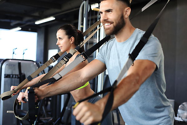 포토 JPG 해외이미지 커플 여자 남자 백그라운드 함께함 상반신 성인 두명 옆모습 운동복 운동 운동기구 헬스장 잡기 끈 당기기 보디빌더 성인만 해외포토 옷 뷰포인트 컨셉 관계 모션 건강 사람 헬스 보디빌딩 파일형식 이미지허브