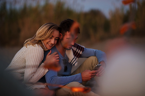 포토 JPG 해외이미지 커플 여자 남자 함께함 들기 상반신 성인 야외 두명 옆모습 아웃포커스 기댐 화목 다정 캠핑 야간 소프트포커스 감싸기 성인만 해외포토 자연요소 뷰포인트 컨셉 관계 모션 레저 촬영기법 사람 파일형식 이미지허브