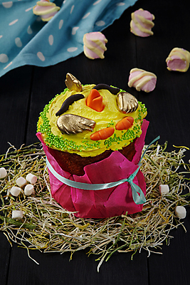 포토 JPG 해외이미지 리본 부활절 웃음 사람없음 케이크 물방울무늬 건초 닭캐릭터 마시멜로우 나무탁자 해외포토 기념일 동물캐릭터 무늬 탁자 디저트 표정 닭 파일형식 이미지허브