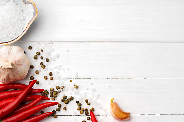 포토 JPG 해외이미지 식재료 실내 사람없음 향신료 흰배경 홍고추 소금 통마늘 나무배경 해외포토 백그라운드 고추 마늘 내부 흰색 향미료 파일형식 이미지허브