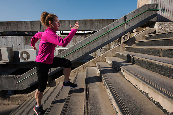 포토 JPG 해외이미지 전신 라이프스타일 여자 아침 건강 한명 성인 야외 옆모습 운동복 달리기 조깅 계단 오르기 유산소운동 러닝 성인여자한명만 해외포토 주간 1 옷 뷰포인트 모션 사람 생활 운동 여자한명만 성인여자만 파일형식 이미지허브