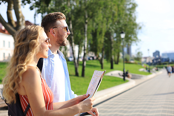 포토 JPG 해외이미지 나무 커플 여자 남자 여행 지도 들기 상반신 성인 야외 두명 옆모습 선글라스 성인만 해외포토 식물 안경 뷰포인트 관계 모션 사람 파일형식 이미지허브