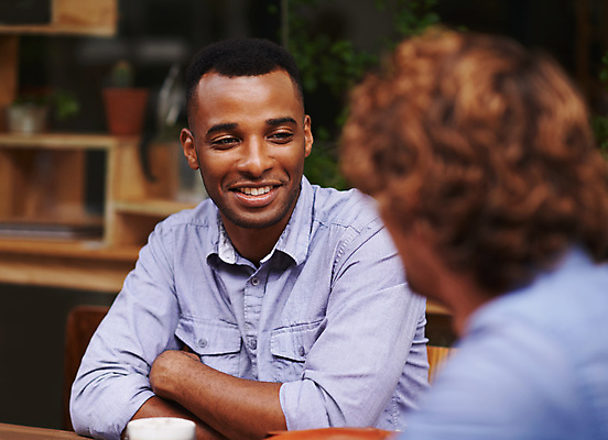 포토 JPG 해외이미지 라이프스타일 응시 남자 행복 함께함 실내 한명 앉기 상반신 20대 성인 두명 앞모습 뒷모습 친구 우정 카페 소프트포커스 성인남자만 해외포토 1 시선 감정 뷰포인트 컨셉 관계 모션 촬영기법 사람 청년 내부 생활 상점 남자만 성인만 파일형식 이미지허브