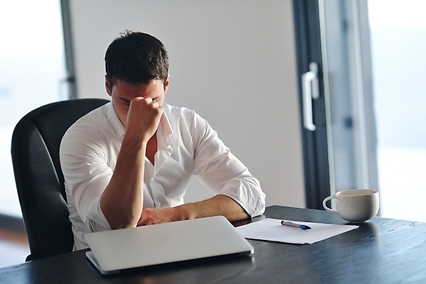 포토 JPG 해외이미지 남자 비즈니스 스트레스 실내 피곤 앉기 상반신 성인 앞모습 옆모습 컵 노트북 사무실 비즈니스맨 두통 손짚기 성인남자한명만 해외포토 식기 뷰포인트 컨셉 모션 사람 손짓 내부 전자제품 직장인 질병 남자한명만 성인남자만 파일형식 이미지허브