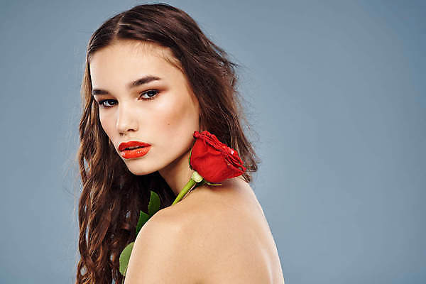 포토 JPG 해외이미지 백인 응시 여자 포즈 한명 상반신 성인 옆모습 뒷모습 화장 뷰티 장미 성인여자한명만 해외포토 서양인 1 시선 꽃 뷰포인트 사람 여자한명만 성인여자만 파일형식 이미지허브