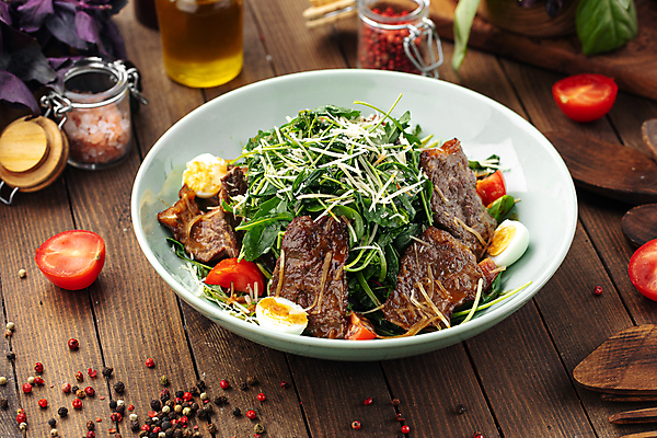 포토 JPG 해외이미지 접시 음식 육류 요리 사람없음 가로 식당 식사 소고기 신선 사발 메뉴 준비 점심식사 나무배경 해외포토 식기 백그라운드 식재료 상점 사기그릇 파일형식 이미지허브