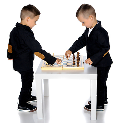 포토 JPG 해외이미지 백인 라이프스타일 교육 남자 행복 어린이 2 생각 가족 놀이 탁자 주택 함께함 실내 사람 소년 취미 두명 청춘 경쟁 방 게임 흰색 체스 계획 스마트 체스판 남동생 지능 해외포토 서양인 감정 컬러 가구 컨셉 관계 내부 건물 생활 동생 파일형식 이미지허브