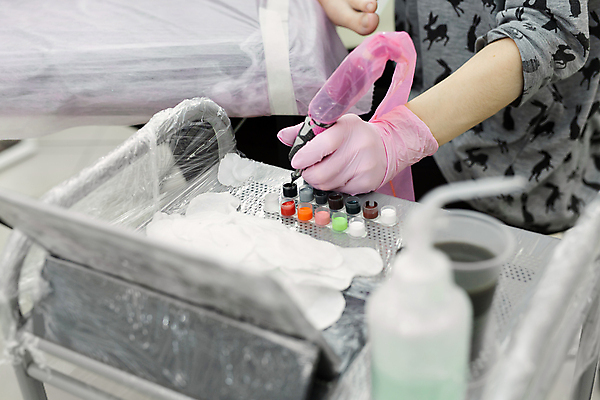 포토 JPG 해외이미지 손 장갑 잉크 한명 들기 상반신 성인 옆모습 붓기 문신 준비 타투이스트 성인한명만 해외포토 직업 1 잡화 뷰포인트 모션 사람 신체부위 성인만 파일형식 이미지허브