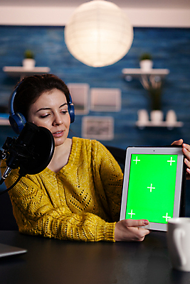 포토 JPG 해외이미지 여자 안내 한명 들기 상반신 성인 앞모습 컵 파란색 태블릿 촬영 헤드셋 책상 마이크 방송 촬영실 성인여자한명만 크로마키 유튜버 해외포토 1 식기 뷰포인트 컬러 음향기기 가구 모션 사람 전자제품 스마트기기 헤드폰 공간 여자한명만 성인여자만 파일형식 크리에이터 이미지허브