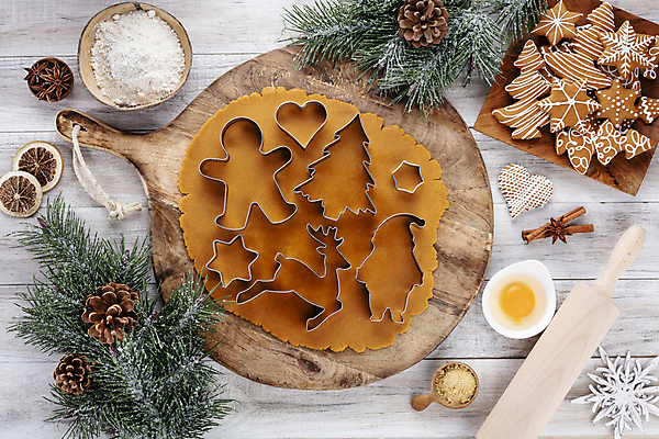 포토 JPG 해외이미지 크리스마스 크리스마스용품 실내 사람없음 하이앵글 쿠키 반죽 밀가루 솔방울 쿠키틀 나무도마 날계란 진저쿠키 나무배경 해외포토 기념일 뷰포인트 백그라운드 디저트 도마 내부 목재 계란 가루 용품 제빵도구 파일형식 이미지허브