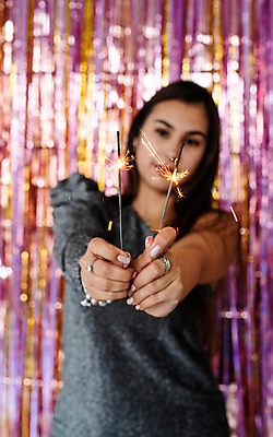포토 JPG 해외이미지 여자 행복 폭죽 한명 들기 사람 이벤트 상반신 성인 앞모습 아웃포커스 장식 파티 축하 잡기 성인여자한명만 스파클라 해외포토 1 감정 뷰포인트 컨셉 모션 촬영기법 여자한명만 성인여자만 파일형식 이미지허브