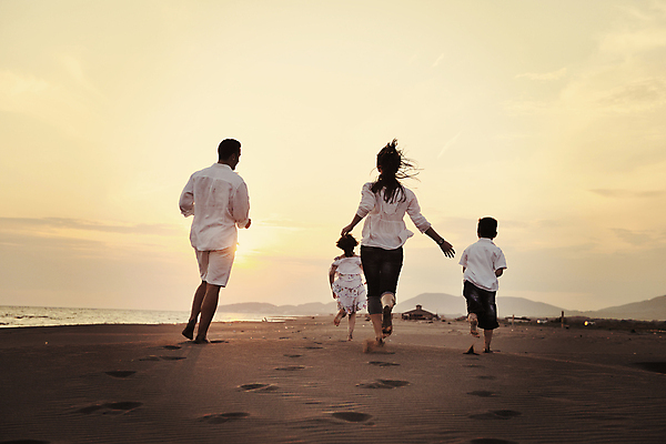 포토 JPG 해외이미지 주간 라이프스타일 여자 남자 딸 행복 아들 어린이 모래 바다 여행 가족 하늘 엄마 휴가 함께함 사랑 사람 소년 성인 해변 야외 모래사장 달리기 노을 일몰 아빠 해외포토 자연요소 감정 컨셉 관계 모션 생활 파일형식 이미지허브