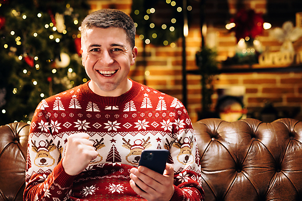 포토 JPG 해외이미지 응시 남자 얼굴 크리스마스 겨울 인터넷 휴가 새해 주택 한명 앉기 장식 스마트폰 핸드폰 산타클로스 카메라 축제 축하 인사 충격 마법 힙스터 해외포토 1 시선 계절 패션 기념일 컨셉 모션 사람 건물 신체부위 전자제품 스마트기기 예절 파일형식 이미지허브