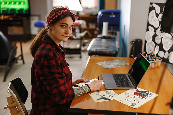 포토 JPG 해외이미지 응시 여자 도안 아이디어 실내 미술 한명 앉기 상반신 성인 옆모습 노트북 그리기 디자이너 문신 책상 타투이스트 성인여자한명만 해외포토 직업 1 시선 뷰포인트 가구 컨셉 모션 문화예술 사람 내부 전자제품 여자한명만 성인여자만 파일형식 이미지허브