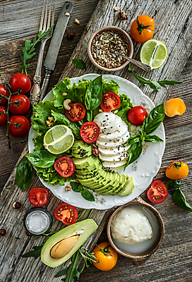 포토 JPG 해외이미지 방울토마토 사람없음 샐러드 라임 바질 아보카도 건강식 모짜렐라치즈 나무배경 해외포토 음식 백그라운드 토마토 과일 치즈 파일형식 이미지허브