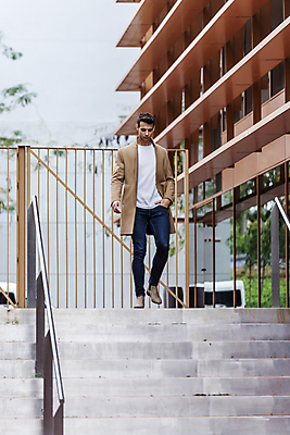 포토 JPG 해외이미지 전신 백인 1 학생 라이프스타일 옷 남자 행복 성공 한명 서기 사람 성인 야외 캐주얼 유행 걷기 계단 재킷 코트 도시 비즈니스맨 우아함 시원함 스마트 단계 양모 스타일 카피스페이스 해외포토 서양인 감정 컨셉 비즈니스 모션 생활 공백 외투 직물 직장인 파일형식 이미지허브