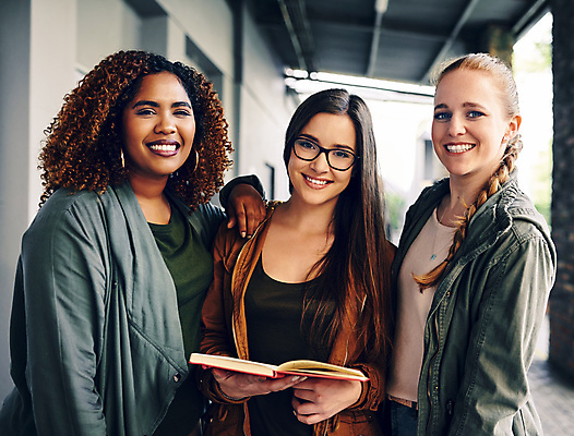 포토 JPG 해외이미지 주간 라이프스타일 응시 여자 교육 행복 함께함 서기 미소 들기 상반신 20대 성인 야외 앞모습 옆모습 책 세명 친구 스터디 청춘 우정 잡기 그룹 대학교 성인여자만 안경낌 해외포토 자연요소 시선 감정 안경 뷰포인트 컨셉 학교 관계 모션 표정 사람 청년 생활 학습 여자만 성인만 파일형식 이미지허브