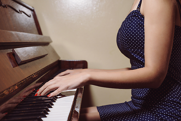 포토 JPG 해외이미지 백인 손 드레스 여자 음악 손가락 놀이 수업 열쇠 관리 미술 한명 사람 성인 뷰티 검은색 쪽지 소리 콘서트 연주자 음악가 수확 흰색 기구 키보드 피아노 클래식 닫기 묘사 멜로디 뮤지컬 옛날 플레이어 스타일 해외포토 서양인 직업 1 옷 교육 컬러 컨셉 농업 모션 문화예술 신체부위 공연 건반악기 파일형식 이미지허브