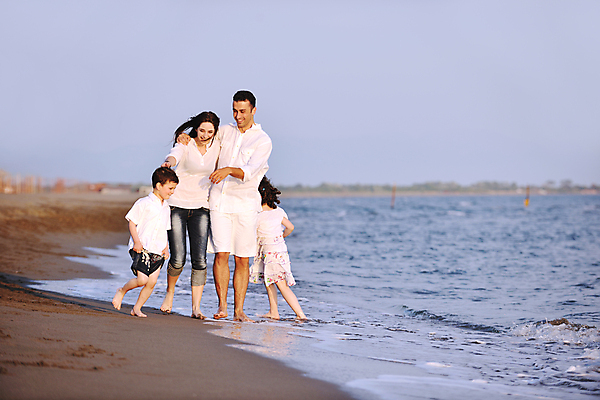 포토 JPG 해외이미지 주간 라이프스타일 여자 남자 딸 행복 아들 어린이 바다 여행 가족 하늘 엄마 휴가 함께함 사랑 사람 소년 성인 해변 야외 앞모습 옆모습 뒷모습 걷기 기쁨 아빠 해외포토 자연요소 감정 뷰포인트 컨셉 관계 모션 생활 파일형식 이미지허브