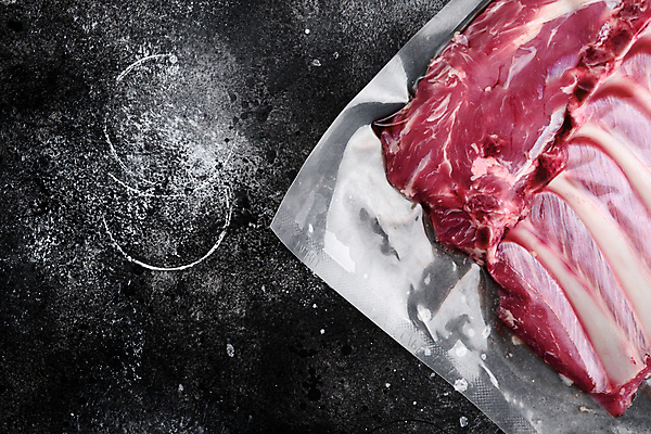 포토 JPG 해외이미지 식재료 검은배경 실내 생고기 사람없음 날것 양고기 양갈비 카피스페이스 진공포장 해외포토 백그라운드 포장 육류 내부 검은색 공백 진공 파일형식 이미지허브