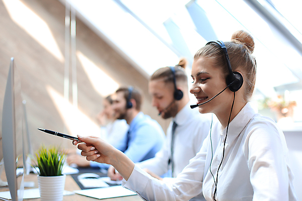 포토 JPG 해외이미지 백인 응시 여자 비즈니스 미소 사람 여러명 성인 스마트폰 사무실 헤드폰 비즈니스맨 비즈니스우먼 센터 중개인 전화기 고객 마이크 직원 서비스 컨설턴트 텔레마케팅 안내원 부름 비서 히스패닉 소통 운영자 지원 헬프 대리인 해외포토 서양인 직업 시선 남자 음향기기 다수 컨셉 모션 표정 핸드폰 스마트기기 도움 직장인 전문직 서비스업 상담 파일형식 이미지허브
