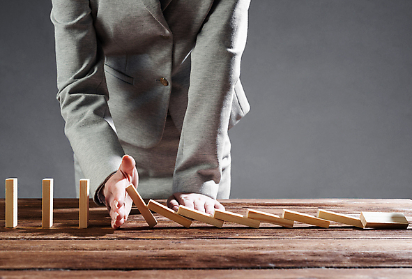 포토 JPG 해외이미지 여자 비즈니스 회색배경 실내 한명 정장 상반신 성인 앞모습 블록 비즈니스우먼 수비 도미노 위기 성인여자한명만 무너짐 해외포토 1 옷 뷰포인트 백그라운드 모션 사람 내부 회색 직장인 여자한명만 성인여자만 파일형식 이미지허브