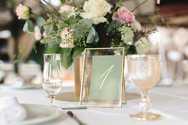 포토 JPG 해외이미지 접시 꽃 잎 잔 사람없음 아웃포커스 숫자 화려 소프트포커스 결혼소품 웨딩테이블 물수건 식기도구 해외포토 식물 문자 식기 결혼 컨셉 탁자 촬영기법 오브젝트 파일형식 이미지허브