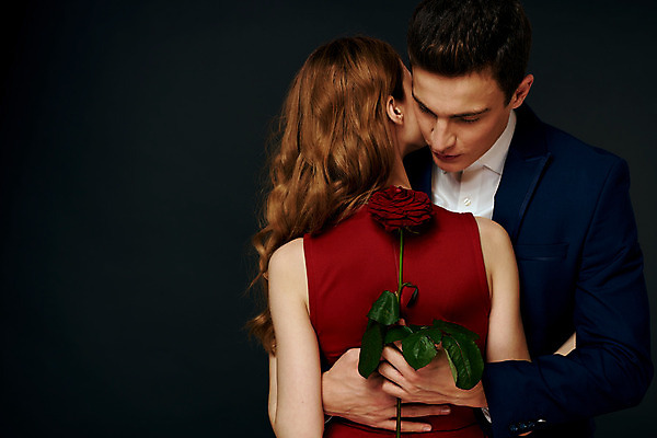 포토 JPG 해외이미지 백인 커플 여자 남자 포옹 미소 들기 상반신 성인 두명 장미 낭만 우아함 성인만 해외포토 서양인 꽃 컨셉 관계 안기 모션 표정 사람 파일형식 이미지허브