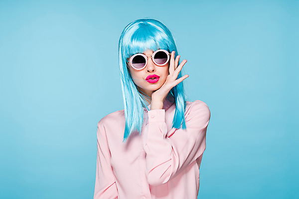 포토 JPG 해외이미지 여자 하늘색 한명 상반신 성인 앞모습 선글라스 턱괴기 가발 성인여자한명만 힙스터 해외포토 1 패션 안경 뷰포인트 모션 사람 파란색 여자한명만 성인여자만 파일형식 이미지허브