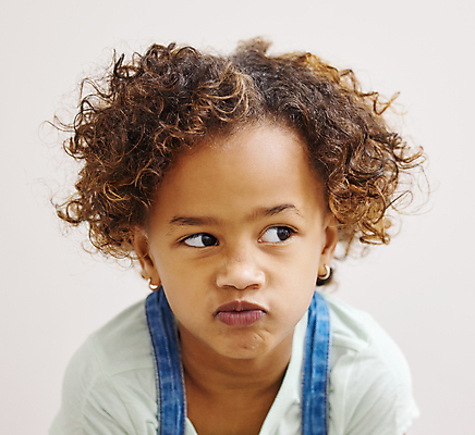 포토 JPG 해외이미지 서양인 응시 여자 어린이 실내 한명 상반신 앞모습 찡그림 흰배경 소녀한명만 해외포토 외국인 1 시선 뷰포인트 백그라운드 표정 사람 내부 흰색 여자한명만 소녀만 파일형식 이미지허브