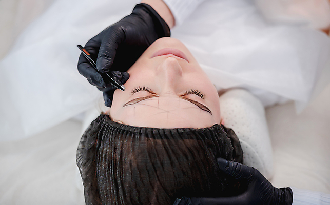 포토 JPG 해외이미지 손 여자 실내 한명 들기 상반신 성인 앞모습 신체부위 눕기 눈감음 작업 그리기 눈썹 시술 눈썹문신 성인여자한명만 해외포토 1 얼굴 뷰포인트 모션 사람 내부 문신 여자한명만 성인여자만 파일형식 이미지허브