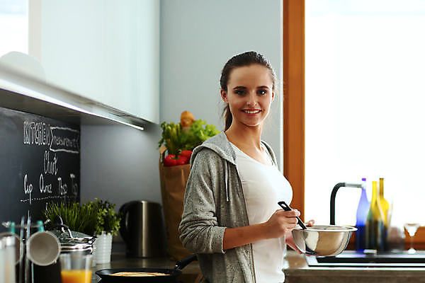 포토 JPG 해외이미지 백인 1 식기 접시 여자 음식 요리 사람 성인 사람없음 주방 요리사 식사 저녁식사 튀김 신선 잡기 던지기 달콤 아침식사 굽기 준비 반죽 만들기 팬케이크 점심식사 크레이프 해외포토 서양인 직업 모션 디저트 케이크 맛 구이 파일형식 이미지허브