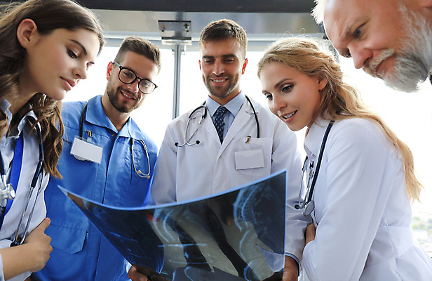 포토 JPG 해외이미지 직업 응시 여자 남자 행복 유니폼 청진기 뼈 엑스레이 건강 병원 여러명 사무실 약 환자 의사 광선 흰색 업무 그룹 X 토론 직원 문서 보여주기 돌봄 방사선 인턴 정형외과 해외포토 알파벳 시선 옷 감정 컬러 다수 비즈니스 의학 의료기기 모션 사람 의료진 작업 파일형식 이미지허브