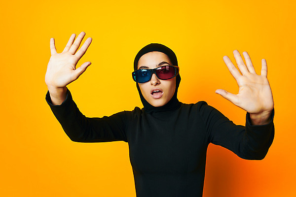 포토 JPG 해외이미지 학생 전통 손 여자 교육 행복 종교 문화 안경 분홍색 포즈 비즈니스 놀이 미래 한명 사람 상자 유행 3D 디지털 헤드폰 목도리 게임 흰색 업무 오픈 이슬람교 영화관 필름 영화 아랍에미리트 가상 가상현실 현실 해외포토 1 잡화 감정 컬러 음향기기 컨셉 중동 문화예술 신체부위 작업 극장 디지털합성 파일형식 이미지허브