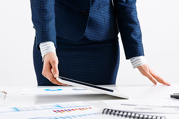 포토 JPG 해외이미지 손 여자 비즈니스 실내 한명 들기 정장 성인 앞모습 태블릿 하반신 비즈니스우먼 성인여자한명만 해외포토 1 옷 뷰포인트 모션 사람 내부 신체부위 전자제품 스마트기기 직장인 여자한명만 성인여자만 파일형식 이미지허브