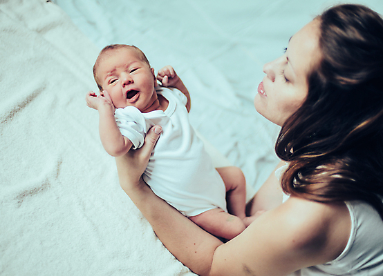 포토 JPG 해외이미지 전신 여자 엄마 실내 들기 상반신 성인 두명 옆모습 육아 자녀 아기 신생아 울음 돌봄 달래기 해외포토 뷰포인트 가족 모션 표정 사람 내부 파일형식 이미지허브